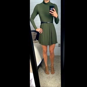 🎉HP🎉Lulu’s green shift dress w/turtleneck
